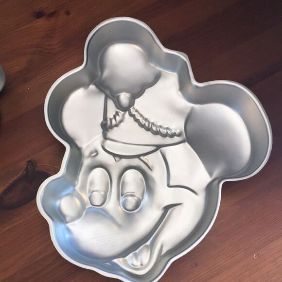 Wilton Vintage Mickey Mouse Band Cake Pan 515-302 - Picture 6 of 10